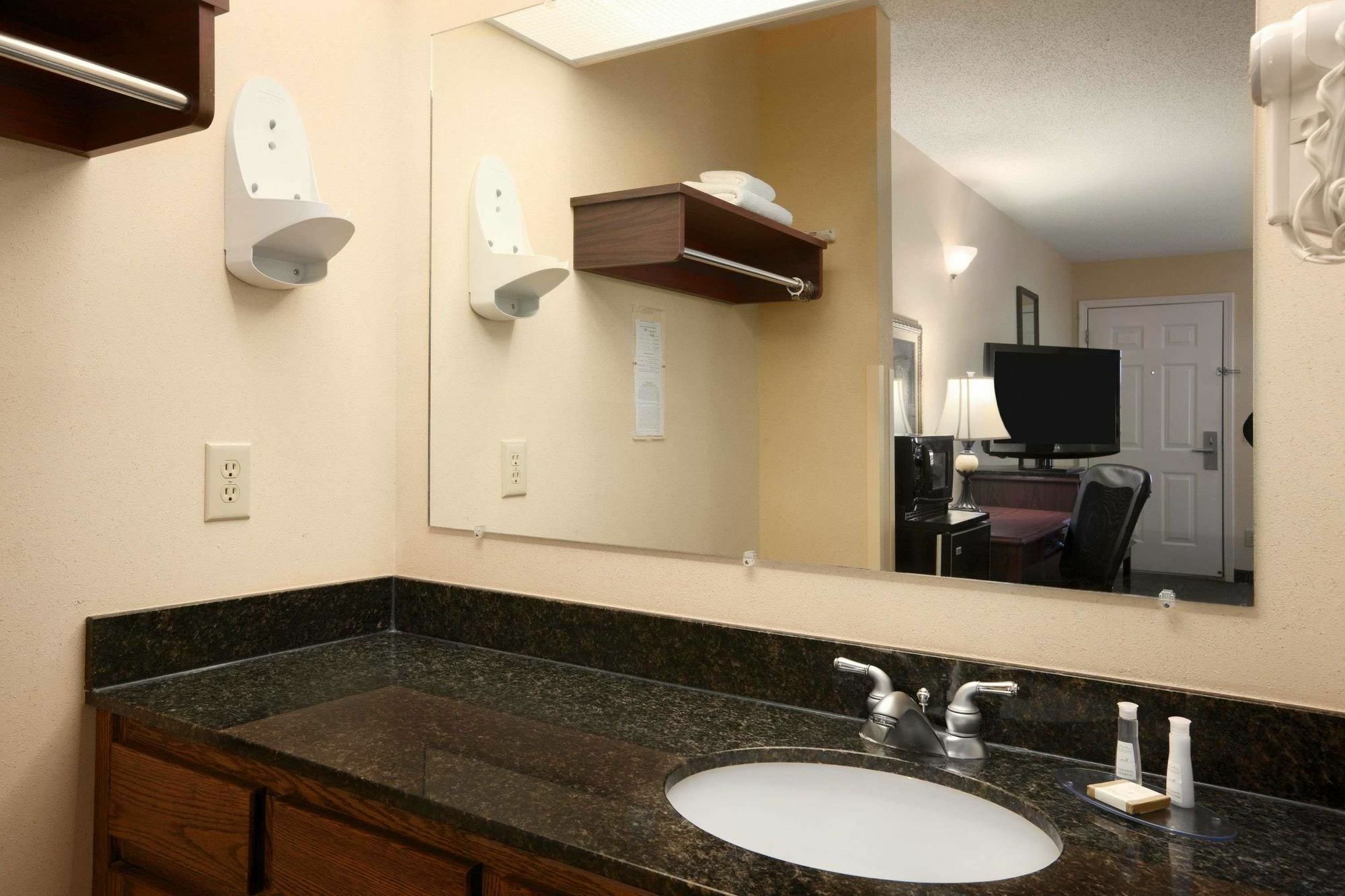 Baymont By Wyndham Gaffney Hotel Ruang foto